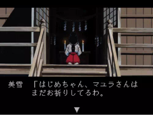 仮宮で祈りを捧げるマユラ。手前のロウソクが昨日の1本から2本に増えている対比